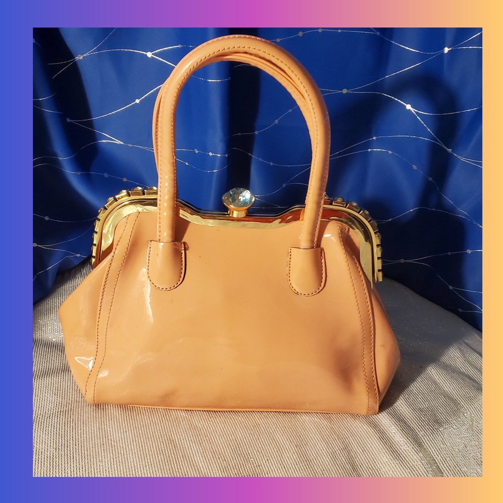 Elegant Handbag with a Vintage-Syle Metal Frame and a Crystal Closure - Picture 7 of 13